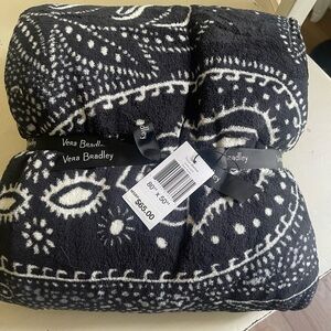 NWT Vera Bradley Blanket Throw Paisley Noir White Black & Gray. 80 x 50